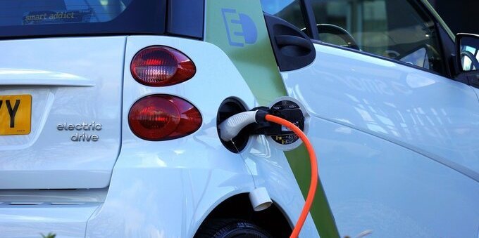 Auto elettriche in Svizzera a rischio? Auto-schweiz chiede più incentivi al Consiglio federale