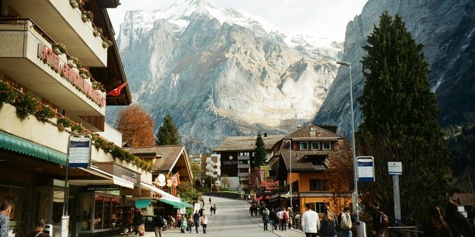 Inflazione allo 0,4% in Svizzera: perché la vita sembra più cara del dato ufficiale (e cosa fare col risparmio)