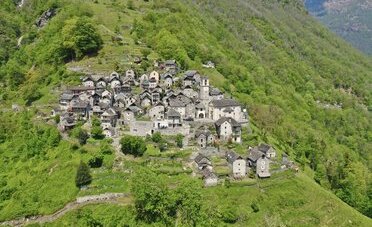 Corippo, il borgo più piccolo della Svizzera diventato albergo: come 6 milioni di franchi hanno riportato gli ospiti in un villaggio di 800 anni (e quanto costa dormirci)