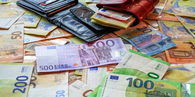 Salari fermi dal 2016 e cassa malati che pesa oltre il 10%: la forbice svizzera si riallarga e il ceto medio è tra i più spremuti