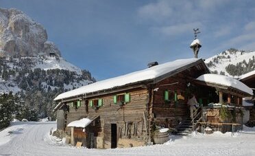 La Via Alta del Sole: il nuovo sentiero di cresta che unisce Leventina e Blenio in 5 tappe (e quanto costa dormire nei rifugi lungo il percorso)
