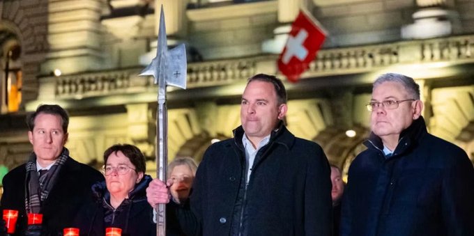 La polizia interviene per disperdere una manifestazione non autorizzata sulla Bundesplatz