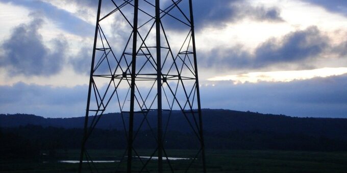 Elettricità, le tariffe scendono ancora nel 2027: fino al -6% dopo il -4% di quest'anno, ecco cosa cambia in Ticino
