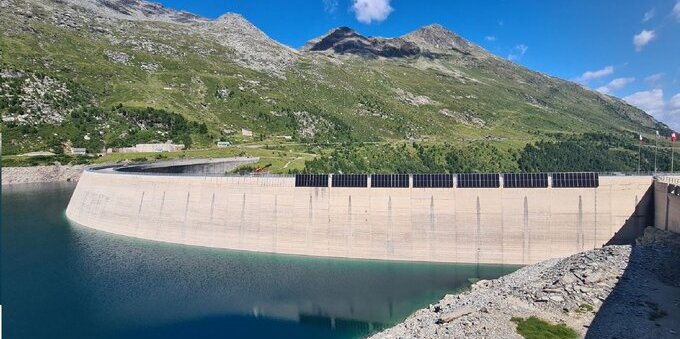 I Grigioni puntano sul solare in arrivo i pannelli alla diga della Valle di Lei, al confine con l'Italia
