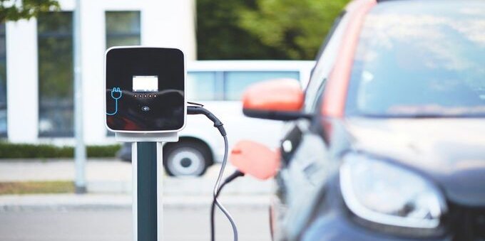 Un'auto su 5 in Europa è elettrica: ma dove sono le stazioni di ricarica?