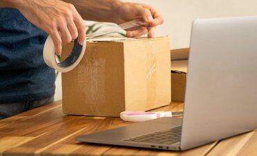 Nuove regole UE sugli imballaggi: fino a 27 registrazioni per vendere nell'Unione, cosa cambia per le PMI e i negozi online svizzeri