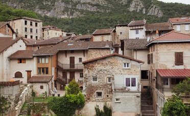 Soglio, il borgo che Segantini chiamò «soglia del paradiso»: cosa vedere in Val Bregaglia in un weekend di maggio (e quanto costa davvero arrivarci dal Ticino)