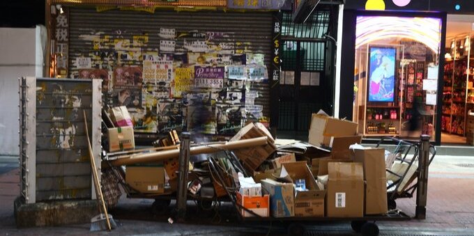 Nuove regole UE sugli imballaggi, chi spedisce dal Ticino verso l'Europa rischia fino a 27 registrazioni: i primi micro-shop svizzeri hanno già chiuso le vendite nell'UE
