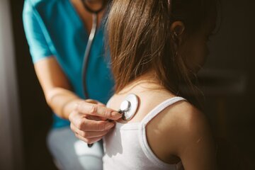Premi di cassa malati 2027: l'aumento medio si ferma al 3,7%, ma in Ticino resta il nodo dell'«effetto di recupero» (e i 4 modi per pagare meno)
