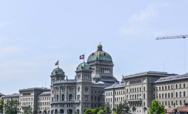 Riforma AVS 2030, cosa cambia per chi lavora in Svizzera: le 5 misure della consultazione (e l'IVA che potrebbe salire)