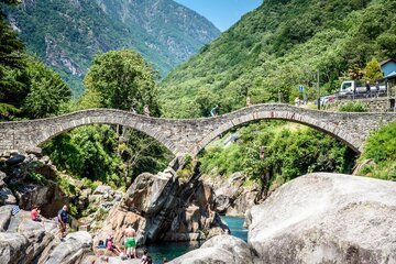 Verzasca, il fiume più fotografato della Svizzera preso d'assalto: quanto costa davvero una giornata alle acque smeraldo (dai 12 CHF di parcheggio ai 195 del salto di 007)
