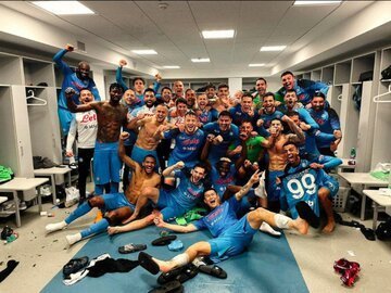 Il Napoli è campione d'Italia per la terza volta. È festa no stop in città