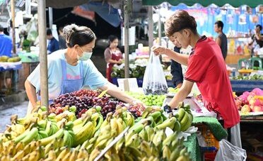 Mercati italiani di confine: 5 mete dove i ticinesi fanno la spesa (e sul carrello giusto si risparmia fino al 50%, con il franco che nel 2026 gioca a favore)