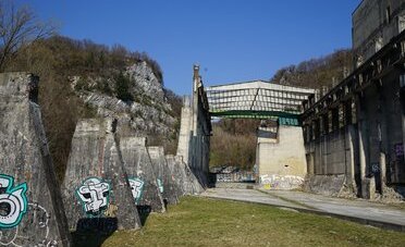 Le Gole della Breggia, il canyon ticinese nato da una fabbrica di cemento: 20 franchi per camminare nel buio delle gallerie che hanno costruito mezza Svizzera italiana