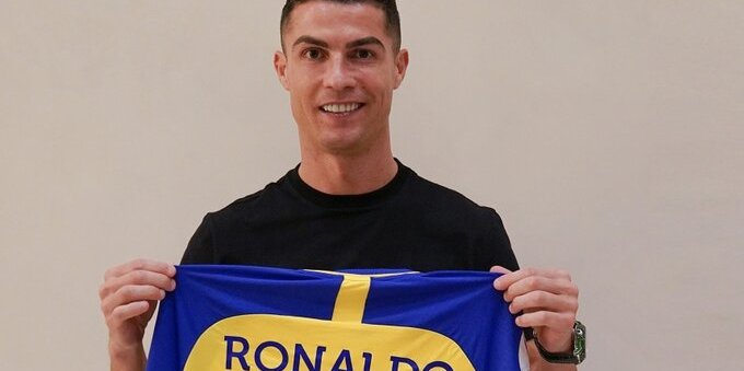 Cristiano Ronaldo firma per l'Al-Nassr: guadagnerà un miliardo