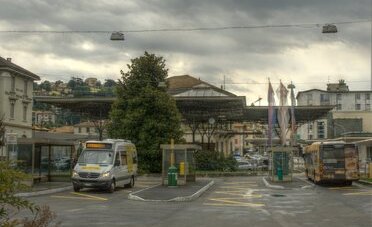 Spesa oltreconfine, la Germania testa l'app che salta la coda in dogana — e il commercio svizzero rilancia: franchigia a 50 franchi