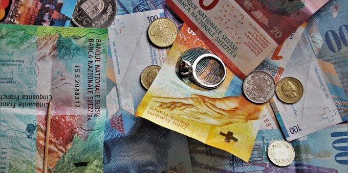 La Banca ucraina sospende il cambio in contanti di denaro ucraino in franchi svizzeri