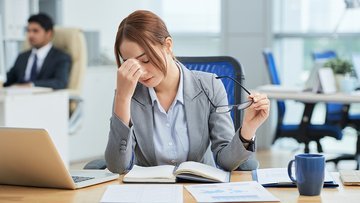 Lavoro, le capacità delle donne sono messe in discussione il doppio degli uomini