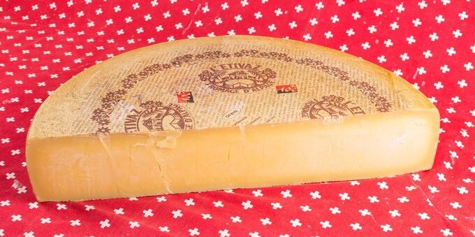 Formaggio d'alpe ticinese, agosto è il mese in cui nasce davvero: 5 alpeggi da scoprire quest'estate (e quanto costa una forma, fino a 57 CHF al chilo)