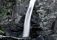 Foroglio, il villaggio svizzero senza elettricità sotto una cascata di 110 metri: cosa vedere in Val Bavona da maggio (e quanto costa davvero un weekend dal Ticino in postauto)