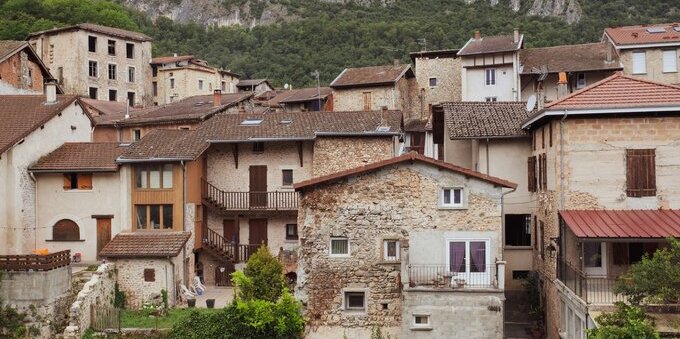 Soglio, il borgo che Segantini chiamò «soglia del paradiso»: cosa vedere in Val Bregaglia in un weekend di maggio (e quanto costa davvero arrivarci dal Ticino)