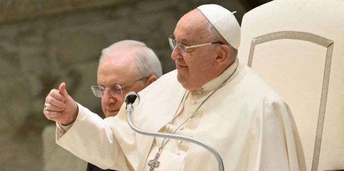 Bergoglio: una figura di forza e vulnerabilità in un momento critico