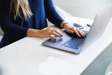 Permessi di lavoro in Ticino, dal 3 agosto la domanda si fa solo online: cosa cambia per frontalieri e datori di lavoro