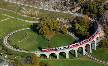 Il Trenino Rosso del Bernina da Lugano: quanto costa davvero il treno panoramico più bello delle Alpi (da 96 CHF) e le 3 fermate da non perdere