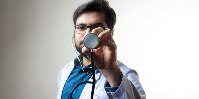 Tetto alla fatturazione dei medici dal 2027: la nuova regola federale che può frenare (o far salire) i premi di cassa malati in Ticino