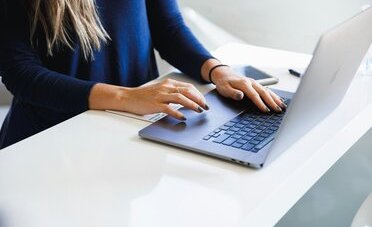 Permessi di lavoro in Ticino, dal 3 agosto la domanda si fa solo online: cosa cambia per frontalieri e datori di lavoro