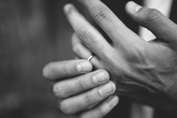 Divorzio in Svizzera: cosa succede ai soldi, la guida in 6 passi tra pensione, mantenimento e casa