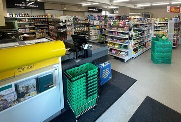La digitalizzazione e la Posta salvano i piccoli negozi di montagna dalla chiusura: l'esperimento nei Grigioni aperto 24/7