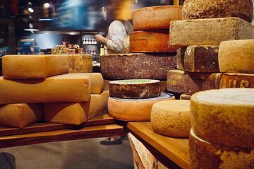 Formaggio d'alpe ticinese, la stagione è iniziata: 4 indirizzi per vederlo nascere quest'estate (e quanto costa davvero una forma DOP)