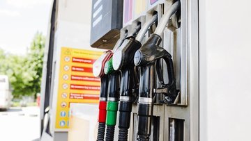 In Italia corre il prezzo della benzina: il confronto con la Svizzera