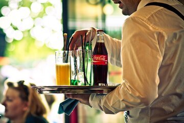 Mance esentasse per i camerieri: via libera del Consiglio degli Stati, ma gli esperti avvertono: «un veicolo per il denaro nero»