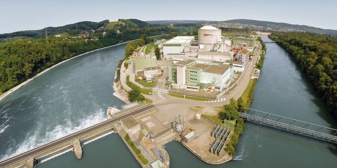 Fa troppo caldo: a Beznau la centrale nucleare riduce l'attività