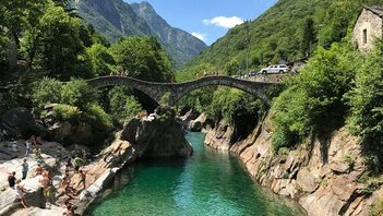 Verzasca, le «Maldive di Milano» non sono gratis: quanto costa davvero una giornata a Lavertezzo (e come non perdere mezz'ora in coda al parcheggio)