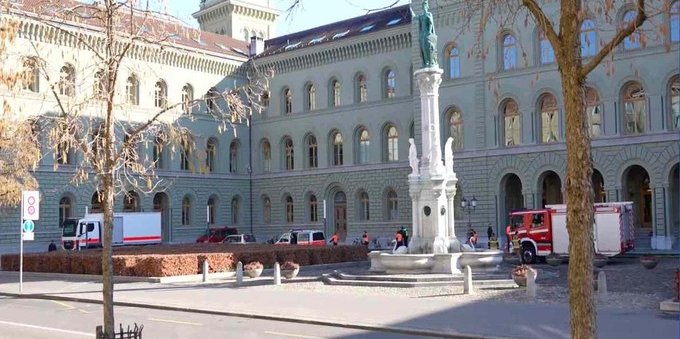 Berna, operazione di polizia a Palazzo federale. Fermato l'uomo che ha tentato l'irruzione in tenuta antisommossa