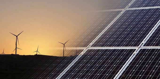Pannelli fotovoltaici sui tetti dei comuni: la Confederazione sostiene la transizione energetica