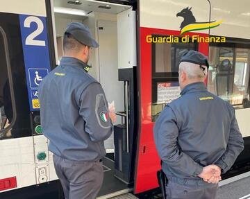 Arrestato a Chiasso un ricercato che viaggiava sul treno proveniente dalla Svizzera