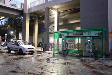 Benzina a 2,14 franchi, diesel a 2,46: quanto conviene davvero un'auto elettrica in Ticino, calcolo alla mano