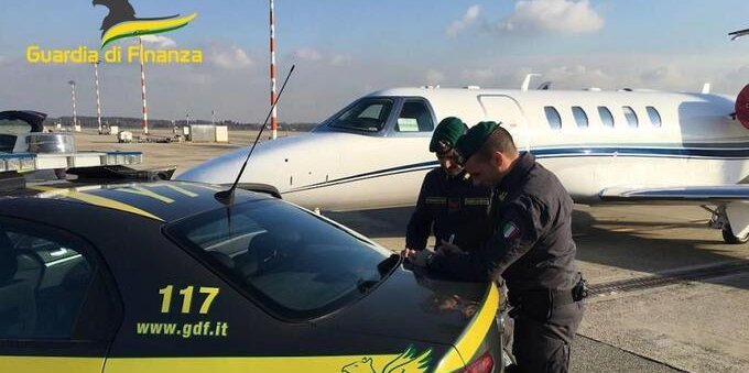 Malpensa, evasione da 2,7 milioni di euro per gli aerotaxi. Nel mirino della Guardia di Finanza anche società svizzere