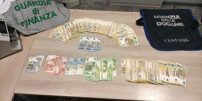 Confine, dichiarano qualche migliaia di euro, ma con sé ne avevano oltre 176 mila. Scatta il sequestro