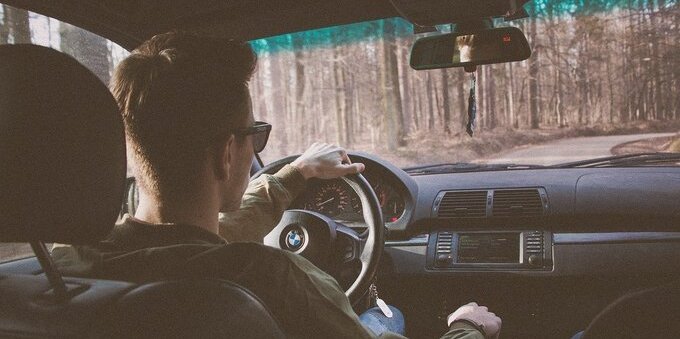 Viaggiamo in auto, da soli e usiamo meno i mezzi. Per TCS la soluzione è l'elettrico