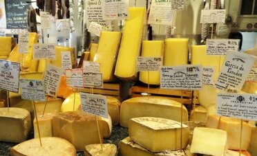 Il formaggio d'alpe ticinese DOP, l'oro che nasce a 2.000 metri: dove assaggiarlo quest'estate e quanto costa davvero (dai 15 franchi la porzione ai 61.50 al chilo)