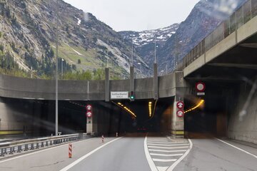 Gottardo, 20 chilometri di coda e 3 ore d'attesa: le 4 alternative per non restare fermi al portale nord