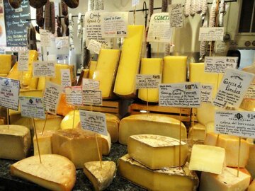 Il formaggio d'alpe ticinese DOP, l'oro che nasce a 2.000 metri: dove assaggiarlo quest'estate e quanto costa davvero (dai 15 franchi la porzione ai 61.50 al chilo)