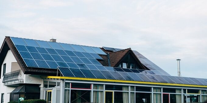 Installare un impianto fotovoltaico a casa: ecco i consigli e gli incentivi di Cantoni e Comuni