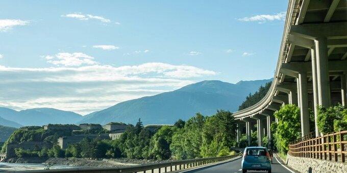 Esodo estivo verso il Ticino: code al San Gottardo dal 27 giugno, ecco i giorni da evitare sull'A2 (e perché il treno conviene)