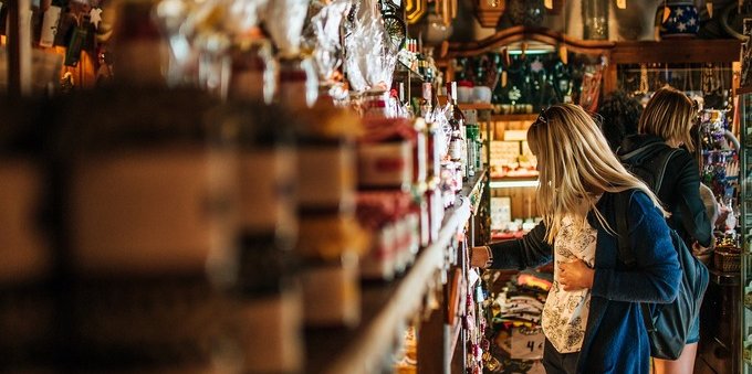 Il commercio al dettaglio non decolla in Ticino. La rinascita arriverà con le feste?